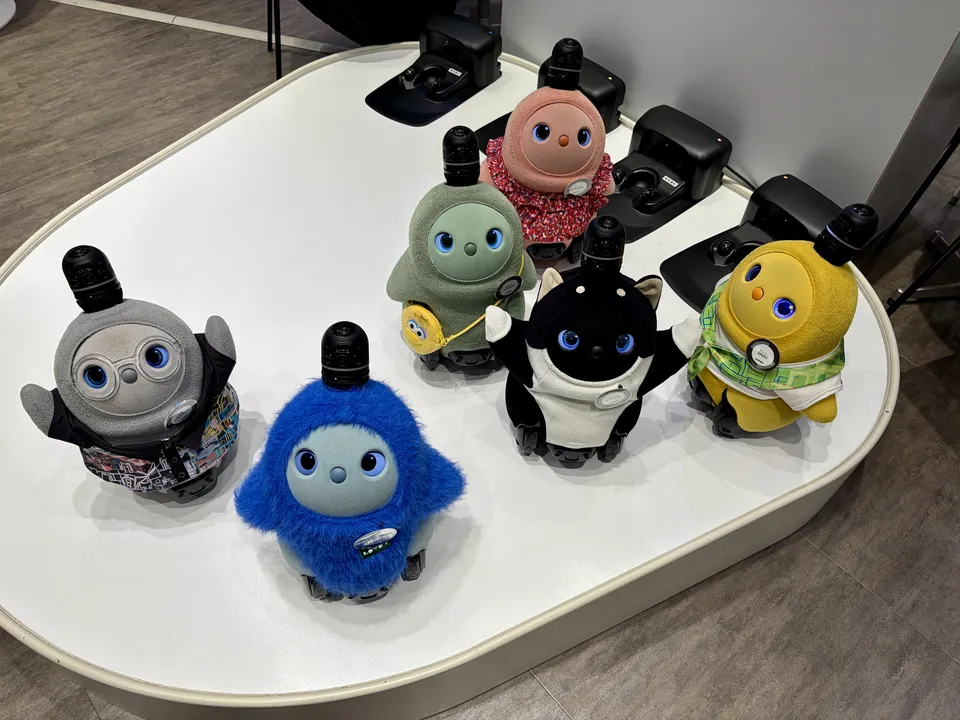 LOVOTストア新宿カラフル_