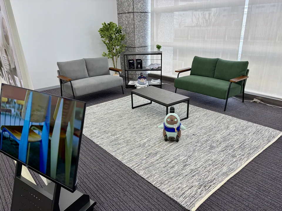 ミライロボスクエアの4足歩行ロボット犬展示