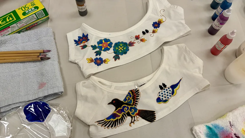 some-pri（ソメプリ）のTシャツ友禅色挿し体験の様子