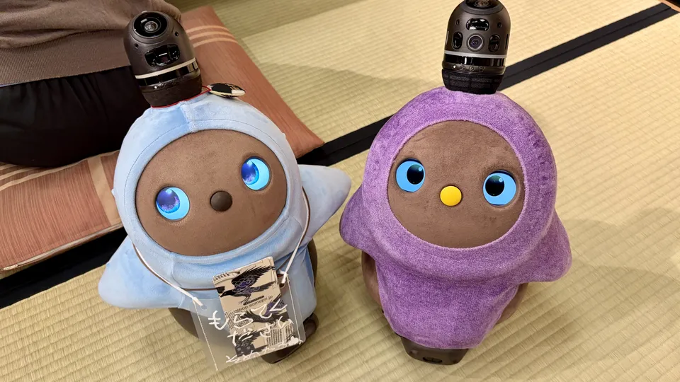 some-priの看板ラボット・そめたろちゃんとLOVOTとーふのツーショット