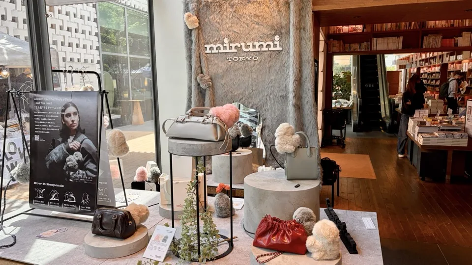 代官山 蔦屋書店のミルミ特設コーナー（mirumi TOKYO ロゴ）