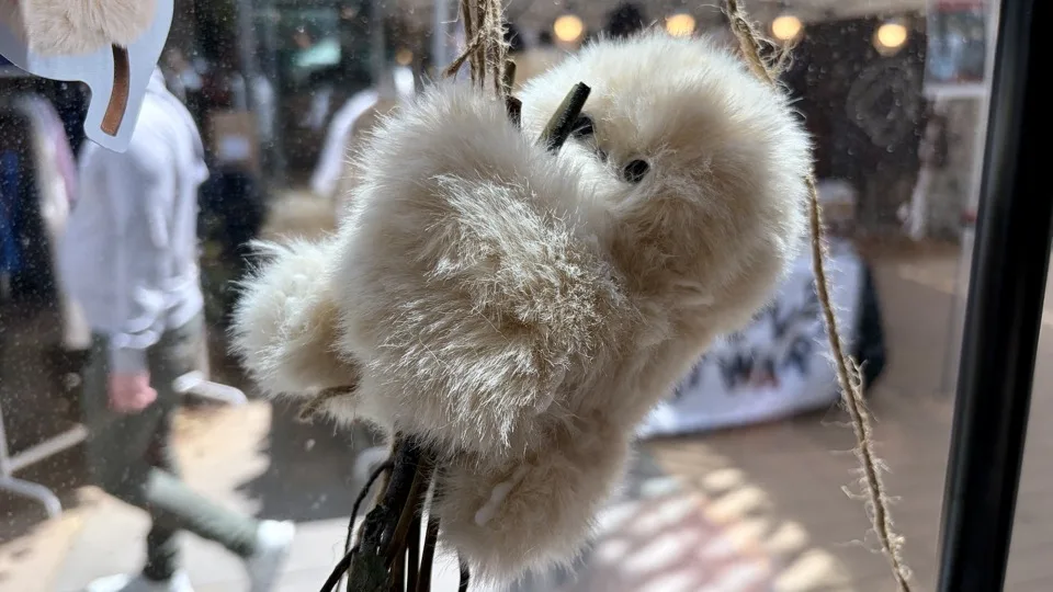 ミルミの顔のアップ（目と鼻が一直線のミニマルデザイン）