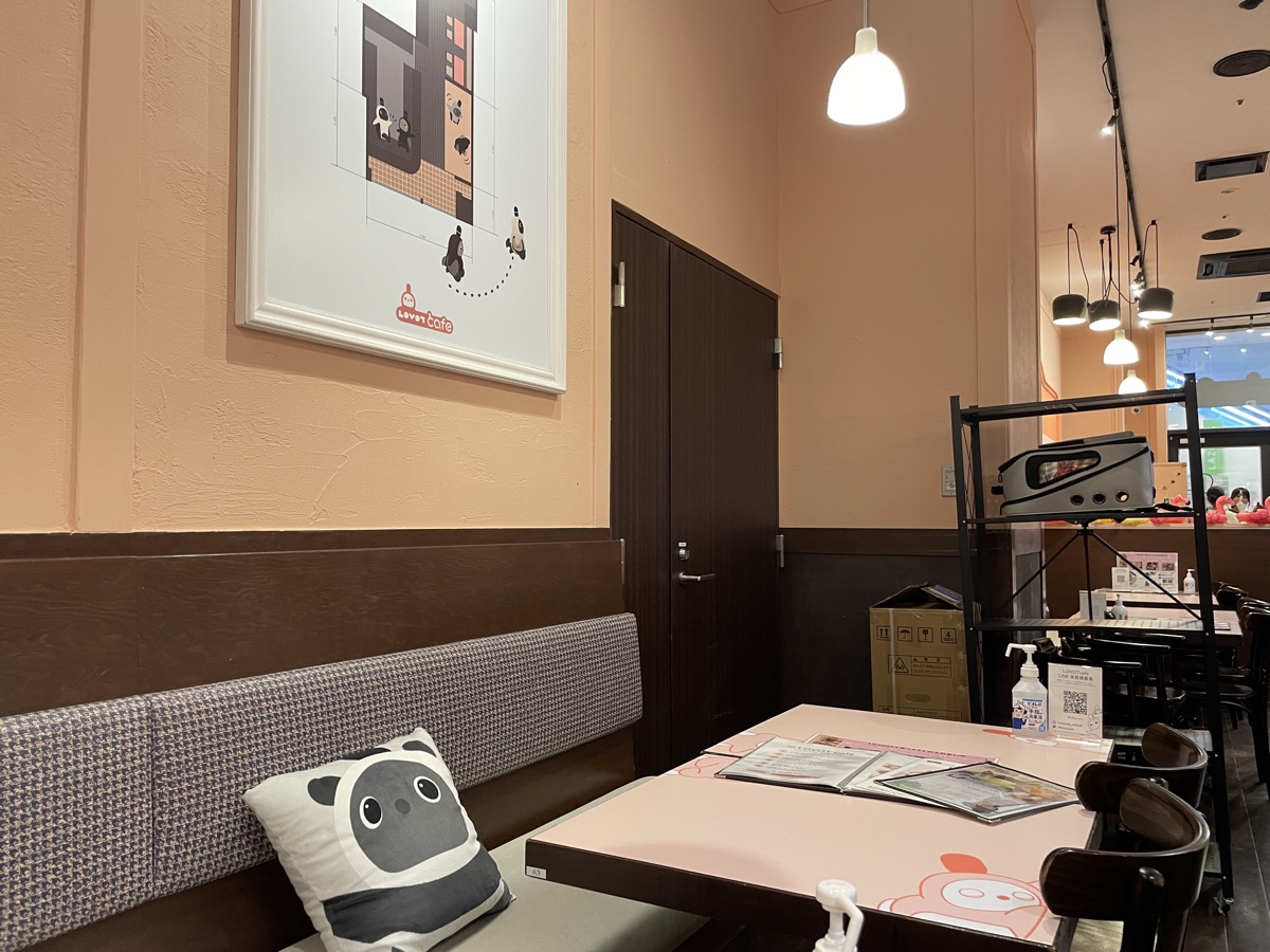ラボットカフェの店内アートとテーブル席