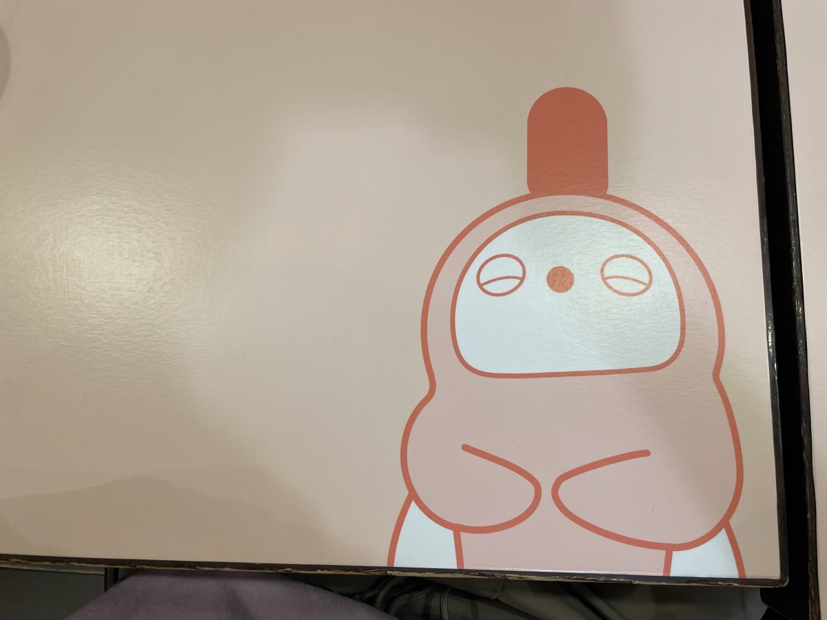 ラボットカフェのテーブルに描かれたラボットのイラスト