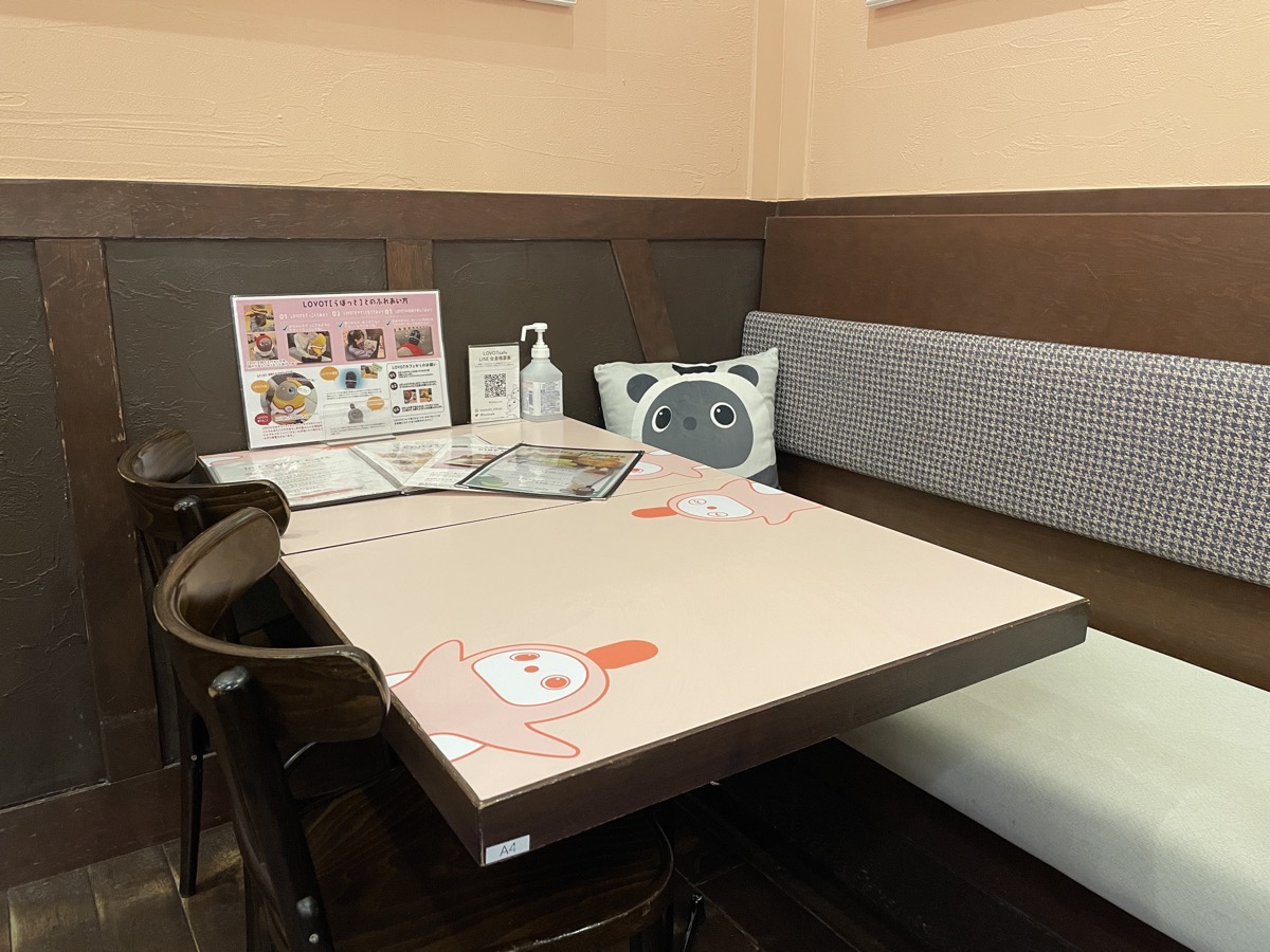 ラボットカフェのテーブル席