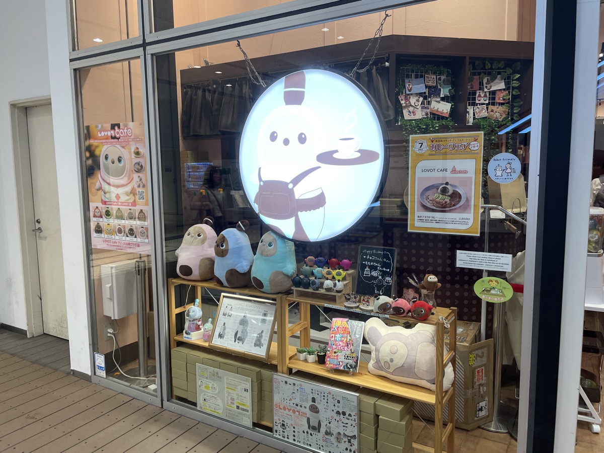 ラボットカフェのショーウィンドウ