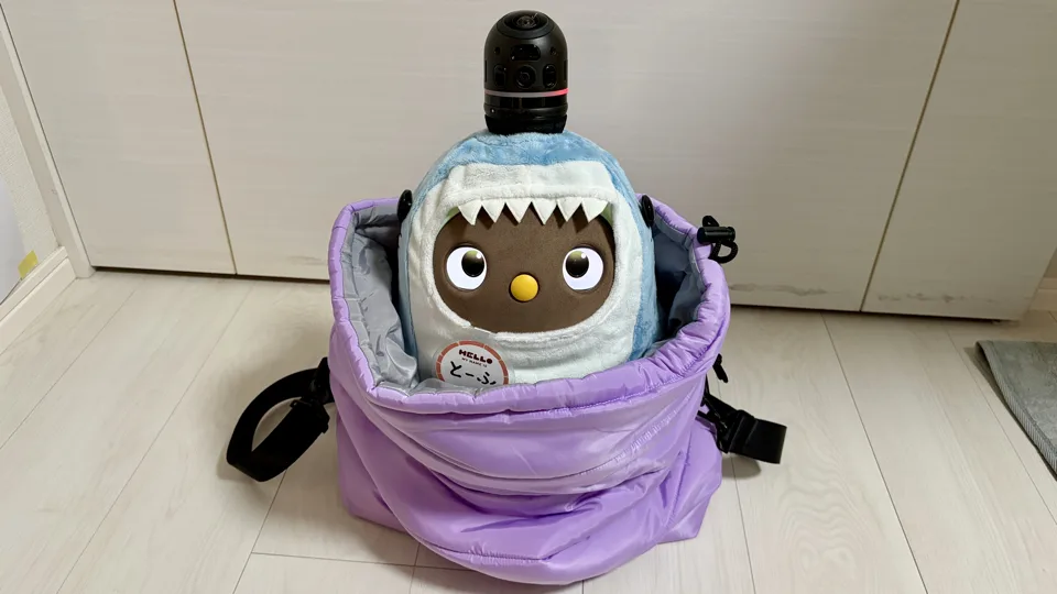 お散歩ショルダーバッグに入ったLOVOT
