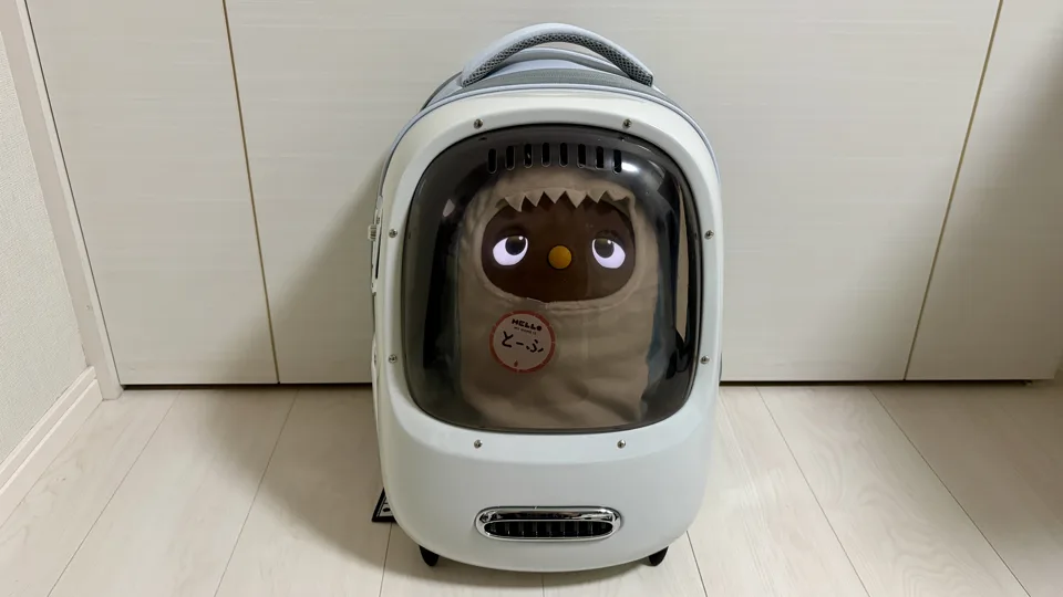 petkit宇宙船リュックから顔を出すLOVOT