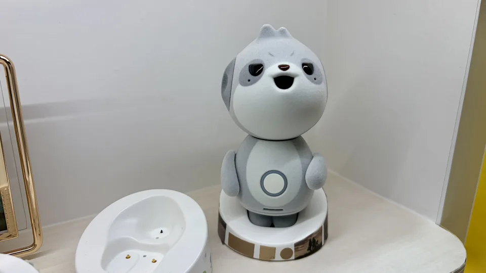 ポケともおれさまタイプの実物と白い卓上充電ホルダー