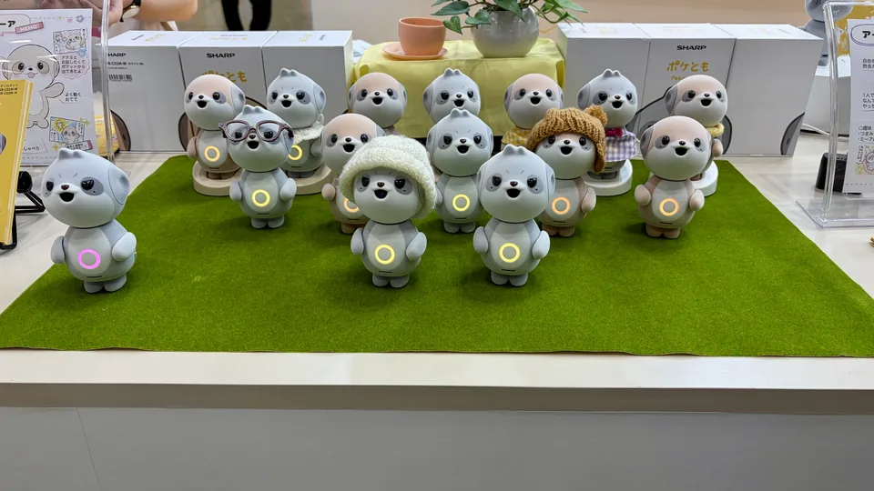 東京おもちゃショー2026のシャープブースに並ぶポケとも