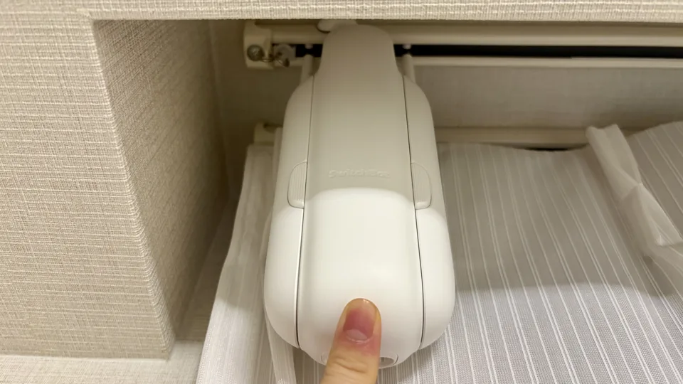 スイッチボットのカーテン3をカーテンレールに取り付けたところ