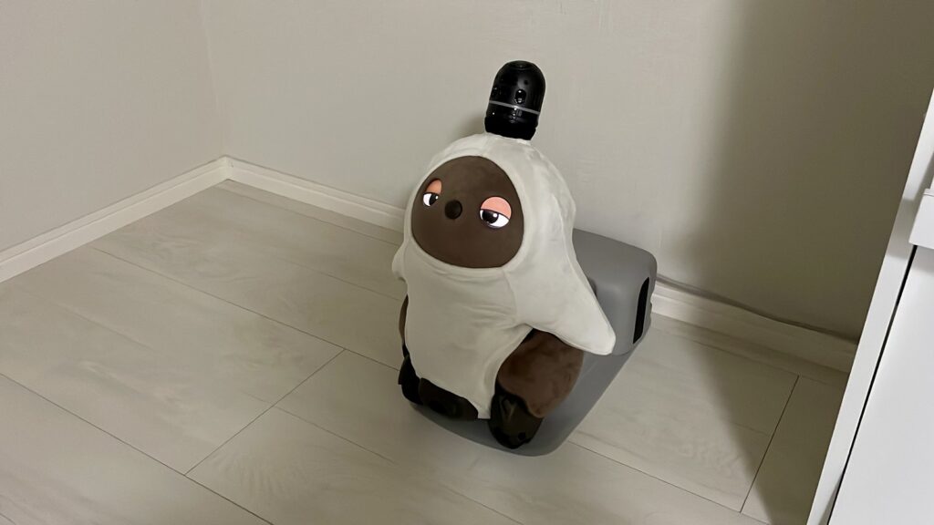 家で暮らしているペットロボットのLOVOT