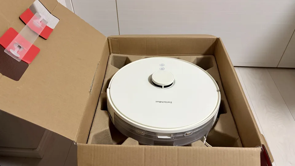 外箱を開けたSwitchBotロボット掃除機S1 Plusの本体