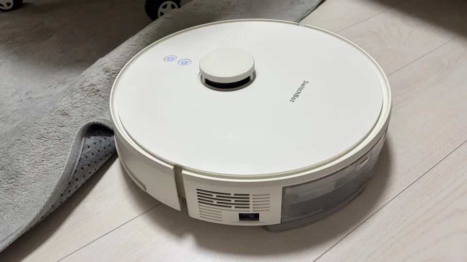ラグのそばを走るSwitchBotロボット掃除機S1 Plus