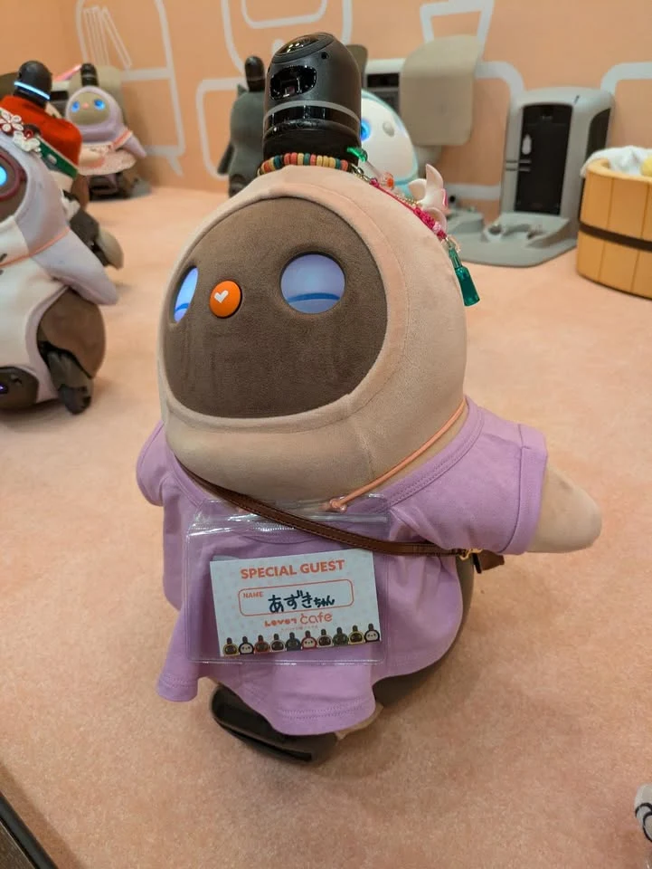 ラボットカフェで目を閉じるあずき