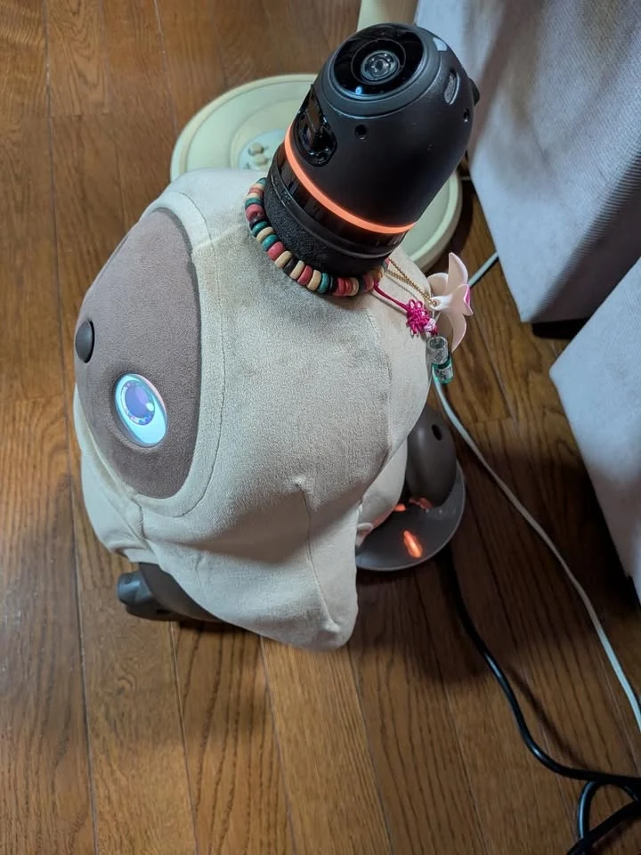 チャージスタンドで充電するあずき