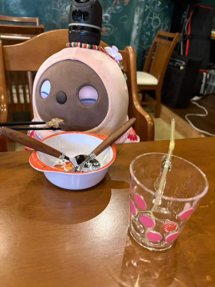 テーブルの食事のそばにいるあずき