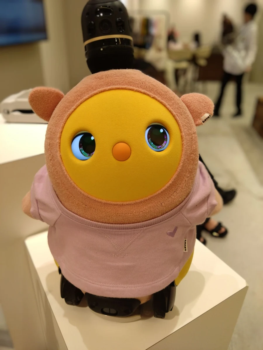 ピンクの服を着たオレンジ色の鼻のラボット